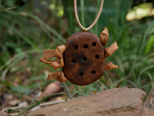 Kette mit Löchern aus Baumperle