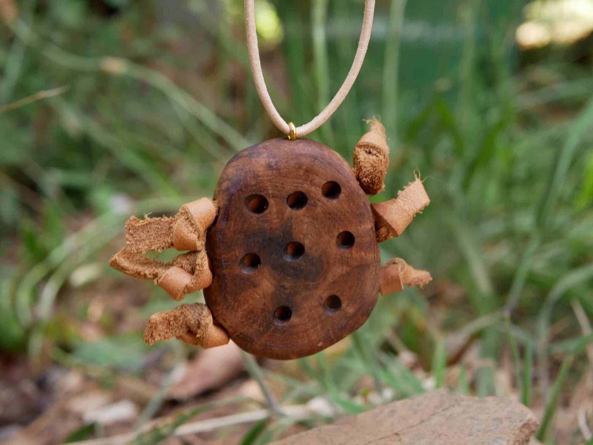 Kette mit Löchern aus Baumperle