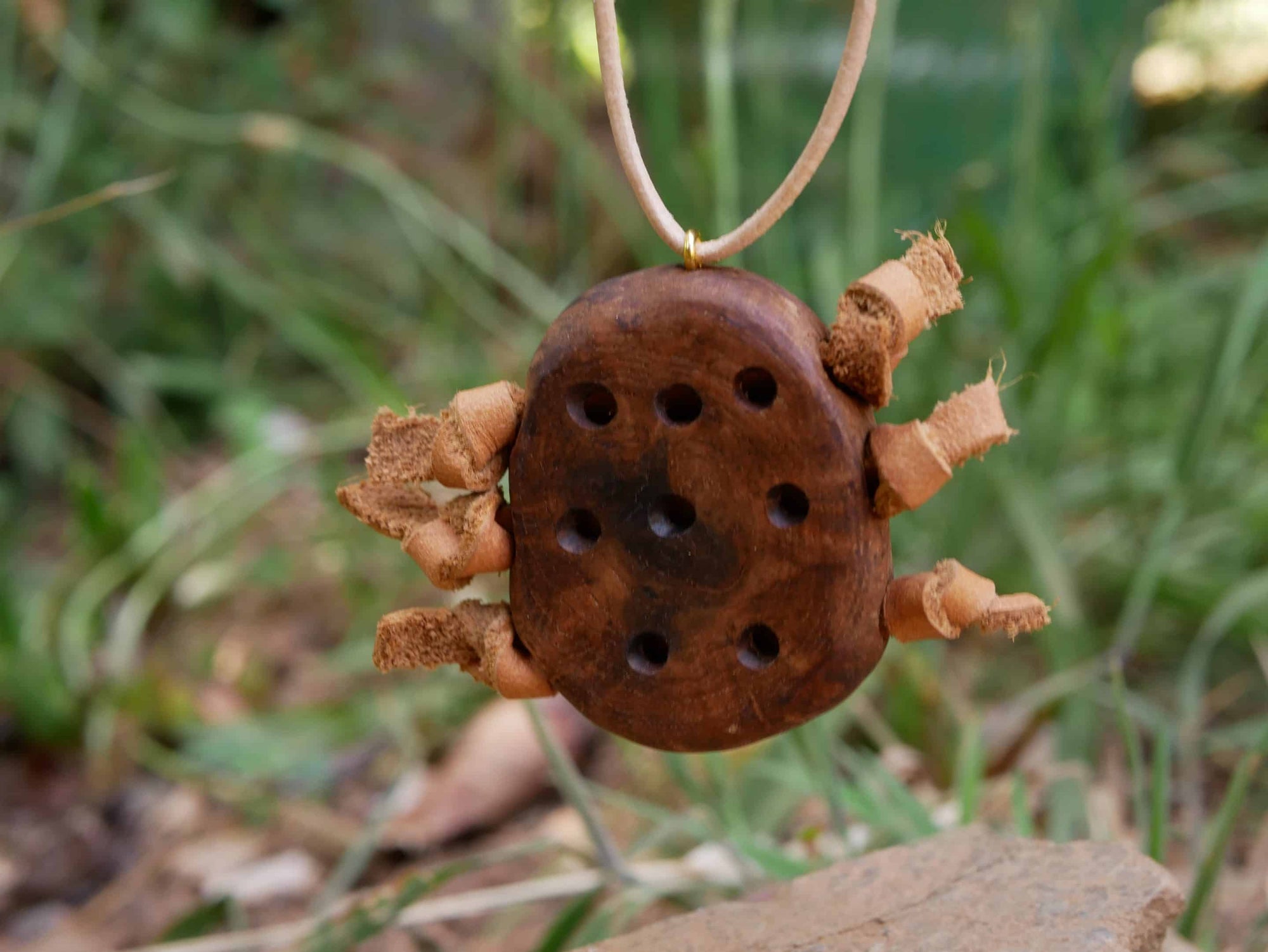 Kette mit Löchern aus Baumperle