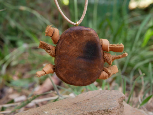 Kette mit Löchern aus Baumperle