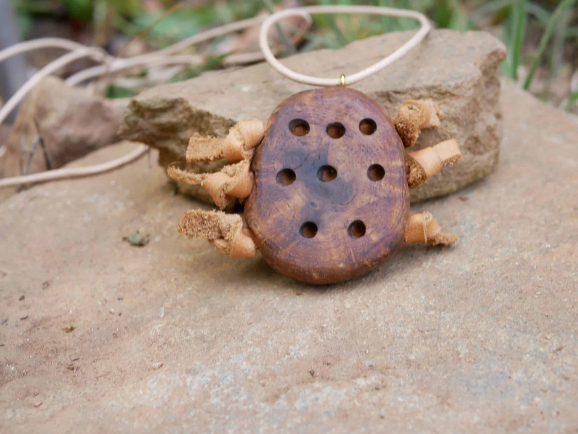 Kette mit Löchern aus Baumperle