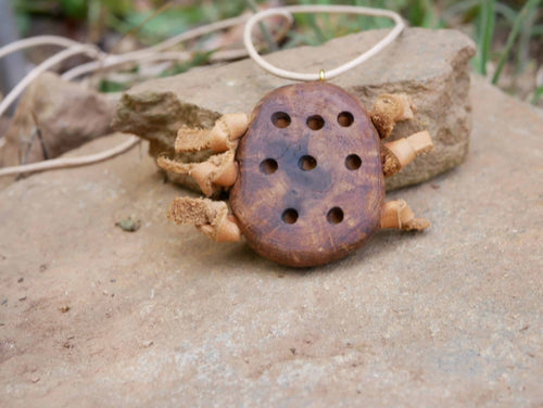 Kette mit Löchern aus Baumperle