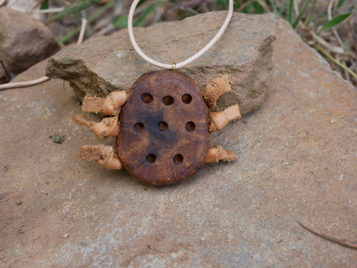 Kette mit Löchern aus Baumperle