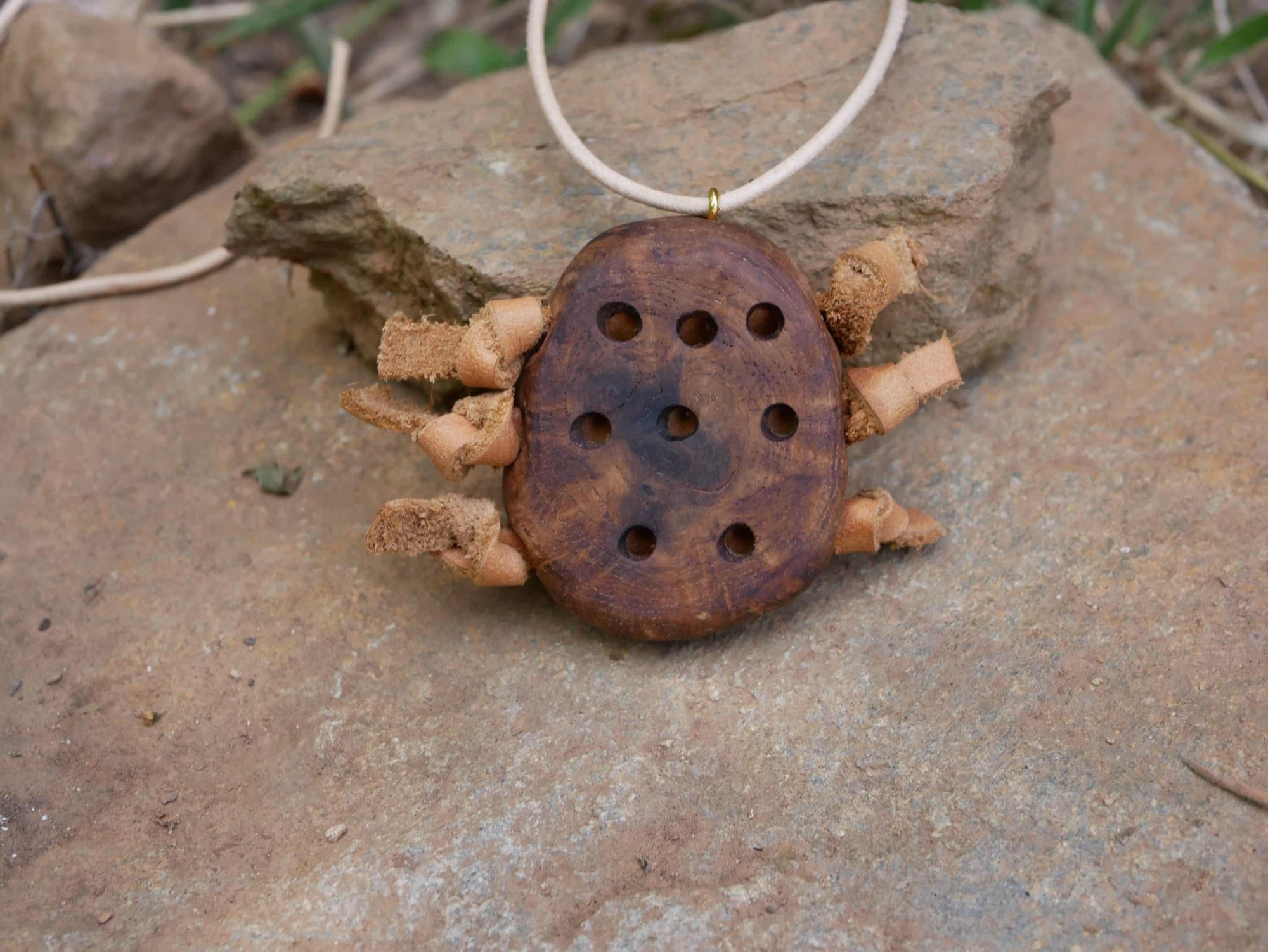 Kette mit Löchern aus Baumperle