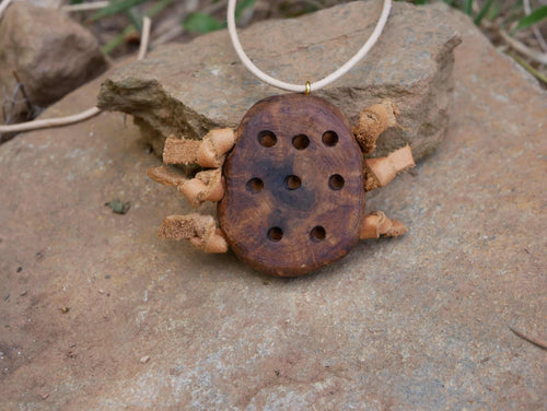 Kette mit Löchern aus Baumperle