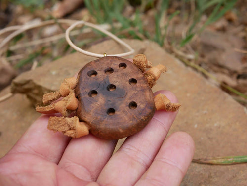 Kette mit Löchern aus Baumperle