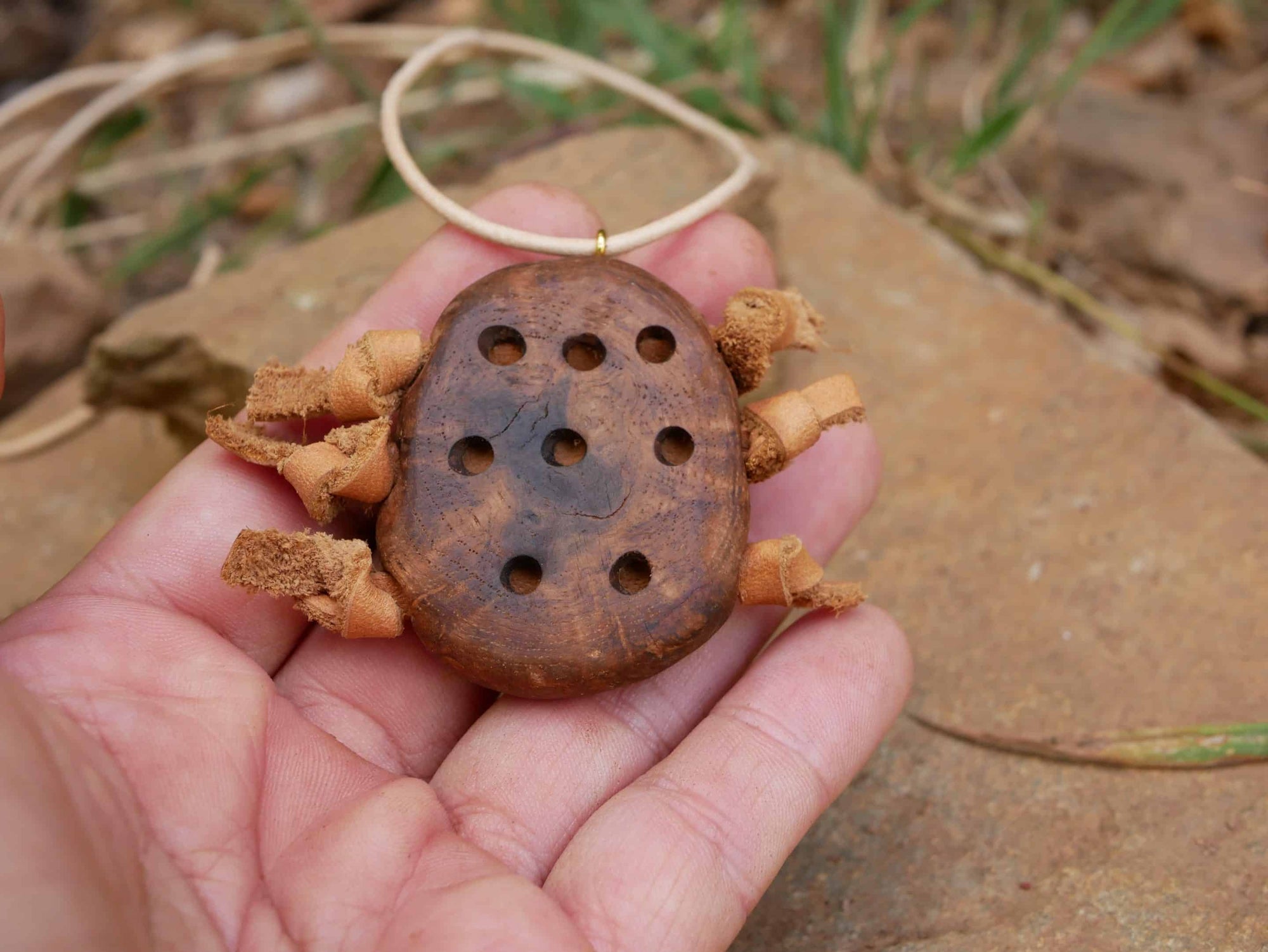 Kette mit Löchern aus Baumperle