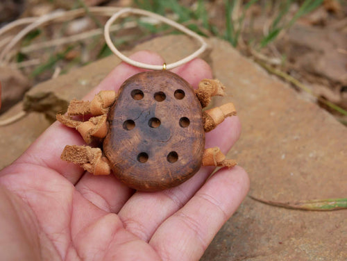 Kette mit Löchern aus Baumperle