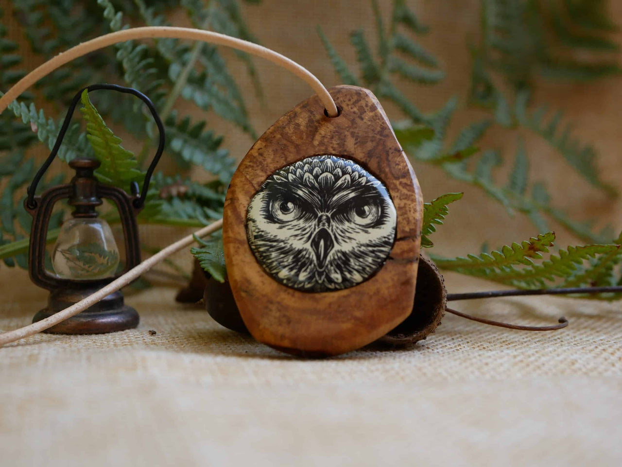 Naturschmuck mit einer Eule als Kette