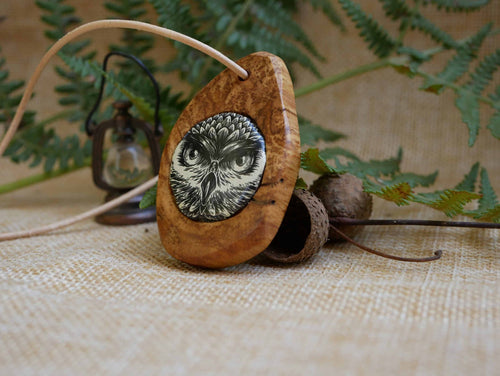 Naturschmuck mit einer Eule als Kette
