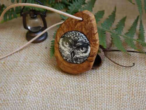 Naturschmuck mit einer Eule als Kette