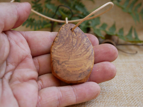 Naturschmuck mit einer Eule als Kette