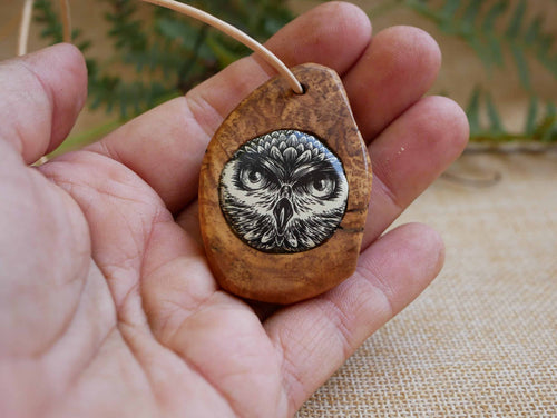 Naturschmuck mit einer Eule als Kette