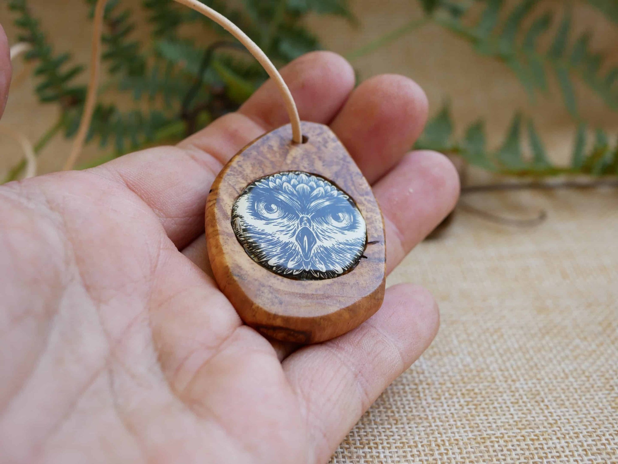 Naturschmuck mit einer Eule als Kette