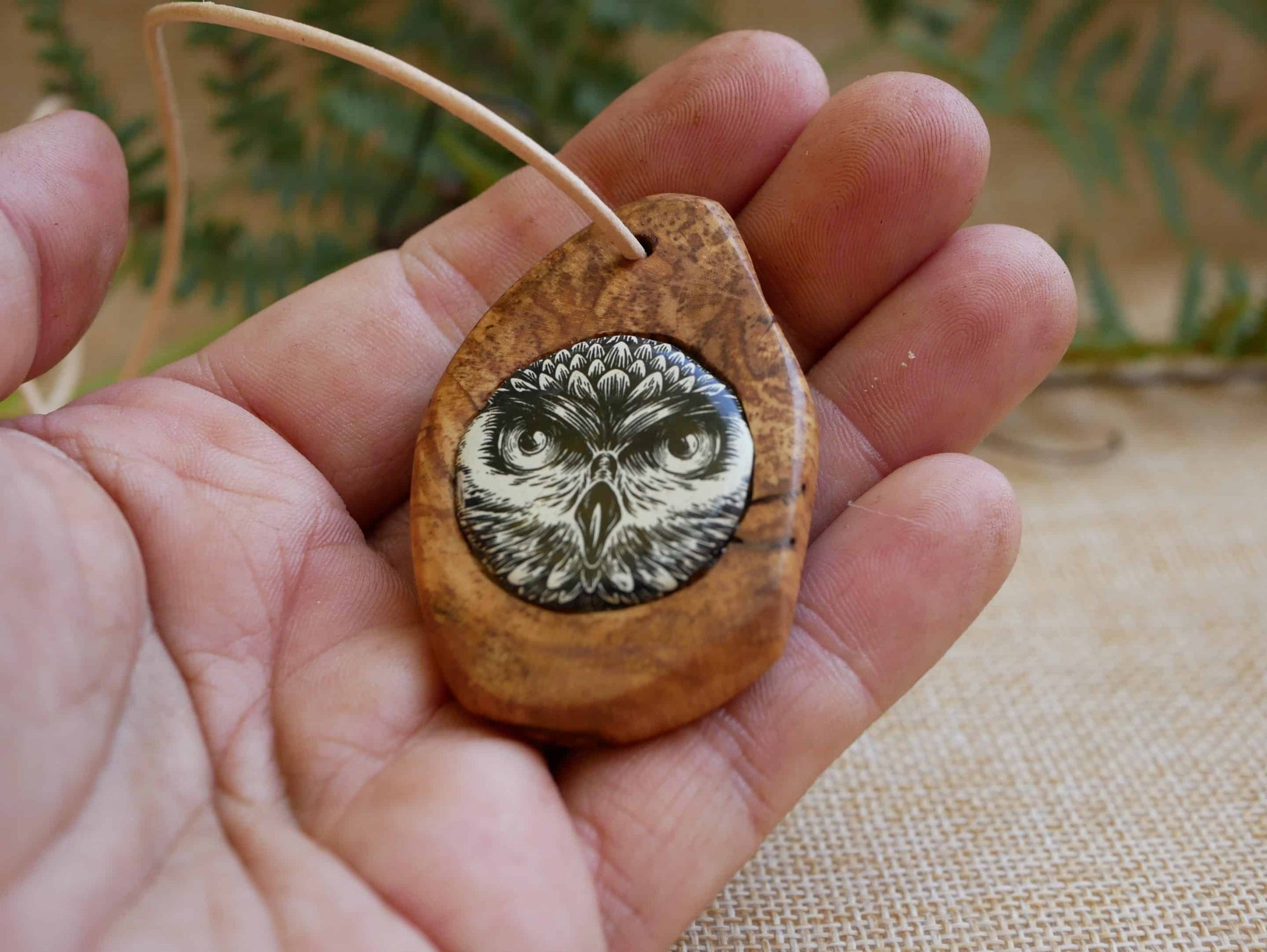 Naturschmuck mit einer Eule als Kette