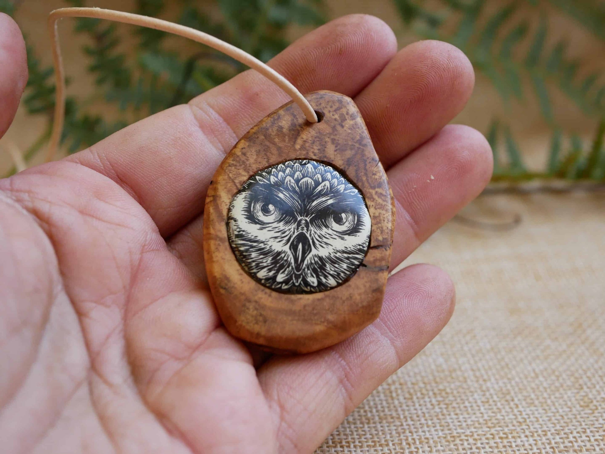 Naturschmuck mit einer Eule als Kette