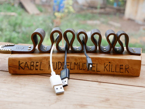 Rustikaler Kabelhalter aus Olivenholz und einem alten Gürtel
