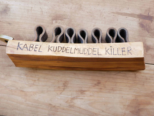 Rustikaler Kabelhalter aus Olivenholz und einem alten Gürtel