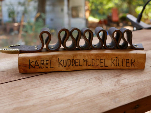 Rustikaler Kabelhalter aus Olivenholz und einem alten Gürtel