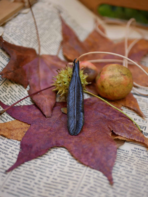 Federn aus Mooreiche geschnitzt