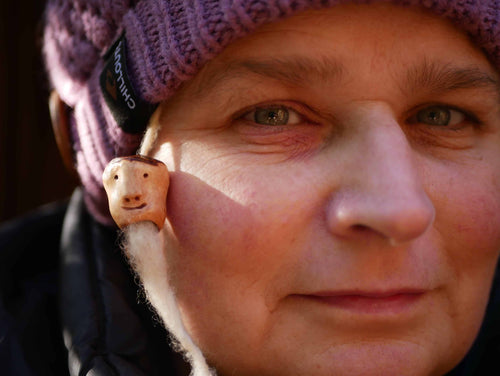 Dreadperle aus einer Baumperle als Wichtel geschnitzt