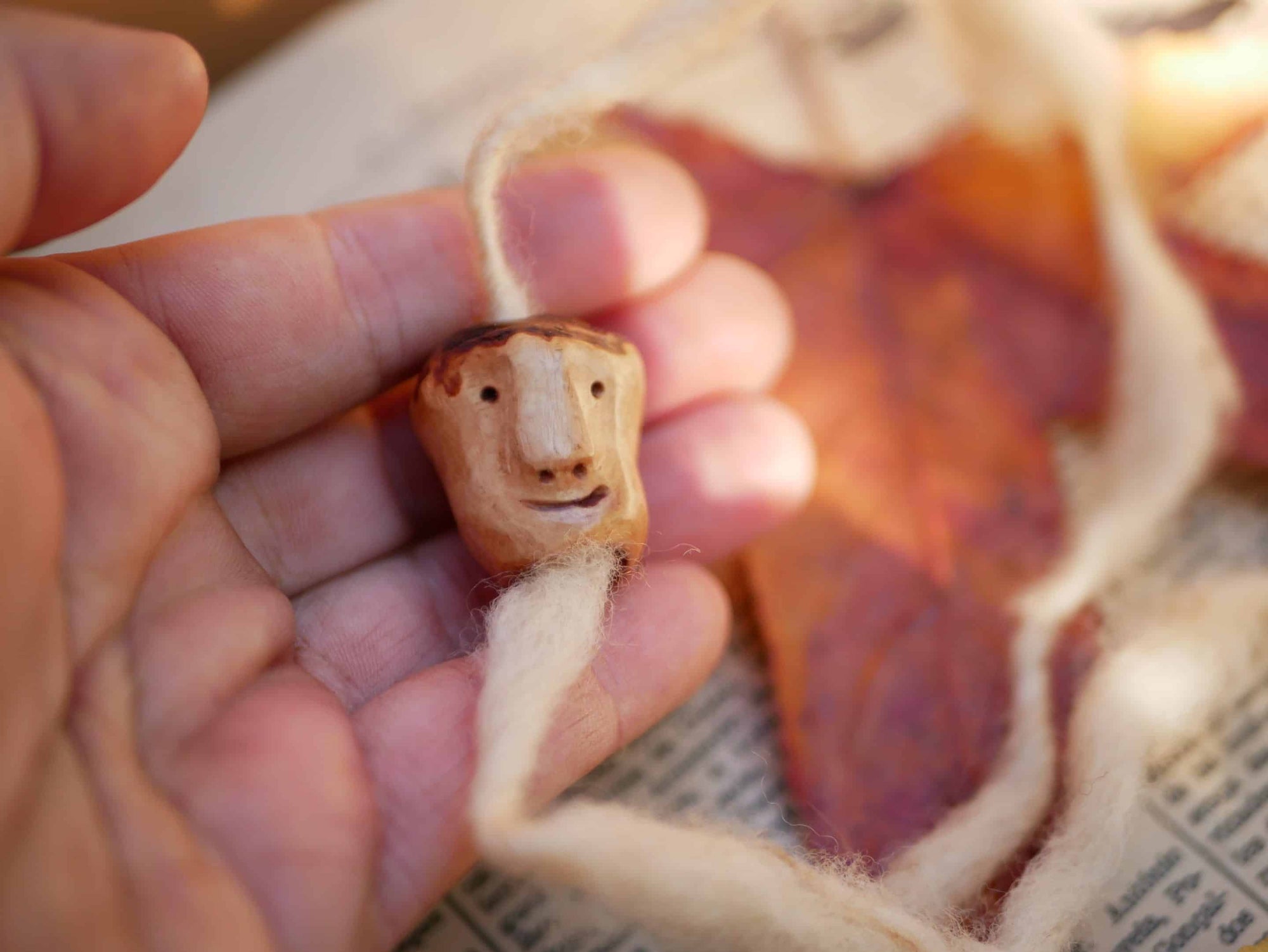 Dreadperle aus einer Baumperle als Wichtel geschnitzt