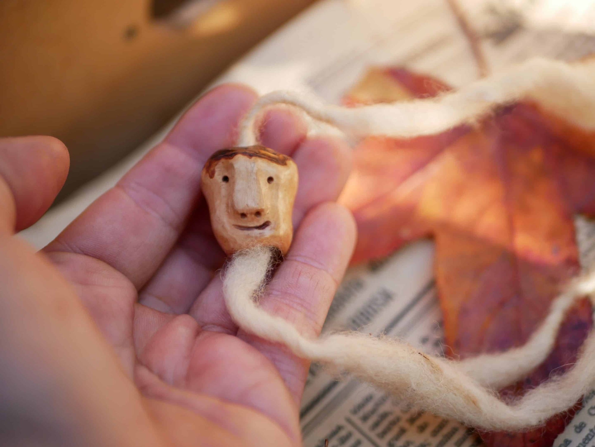 Dreadperle aus einer Baumperle als Wichtel geschnitzt