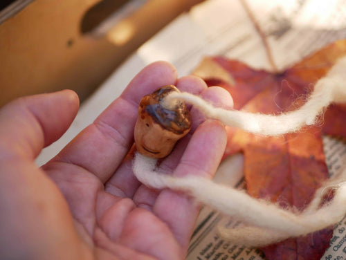 Dreadperle aus einer Baumperle als Wichtel geschnitzt