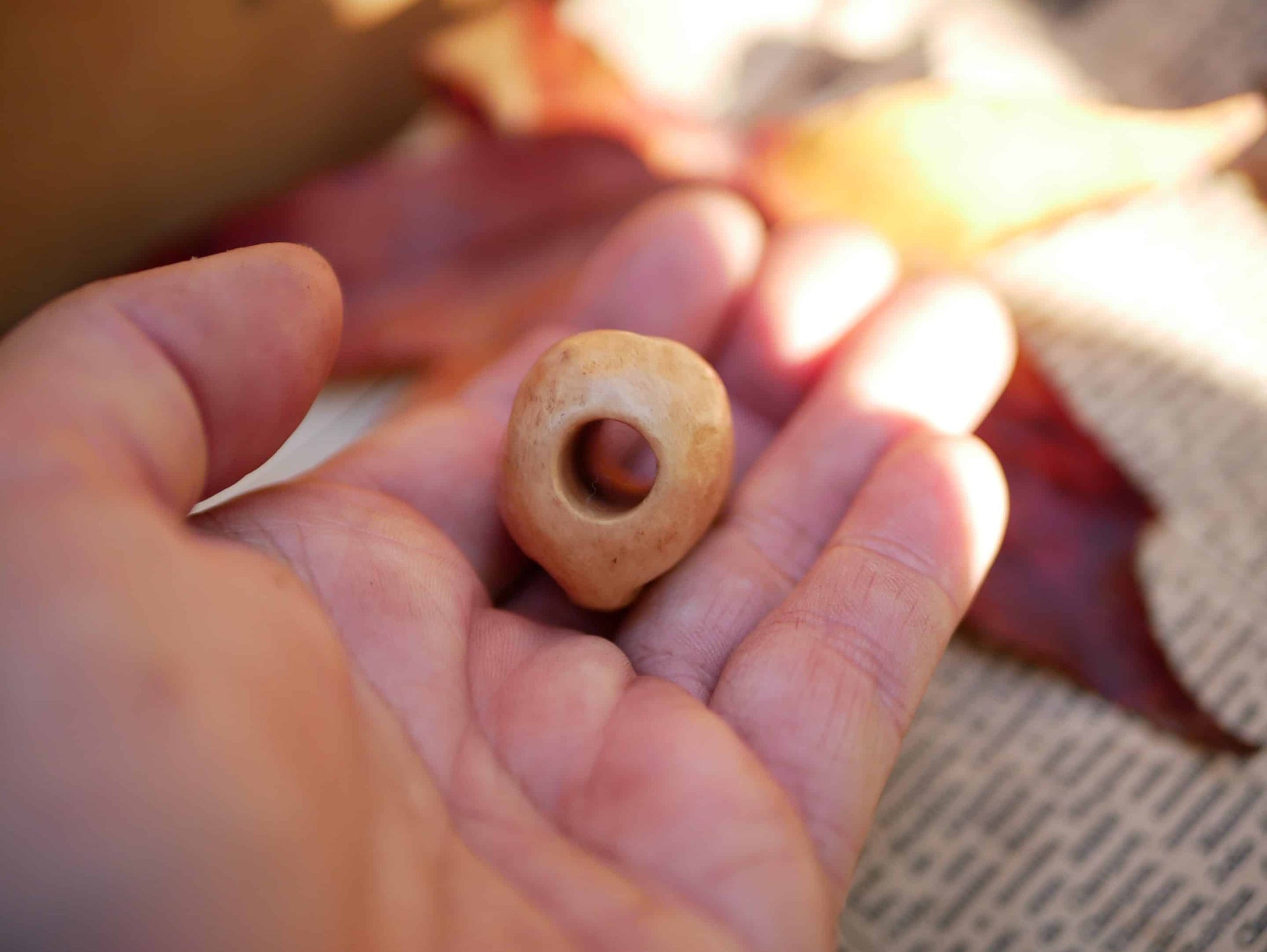 Dreadperle aus einer Baumperle als Wichtel geschnitzt