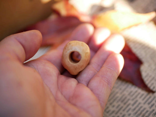 Dreadperle aus einer Baumperle als Wichtel geschnitzt