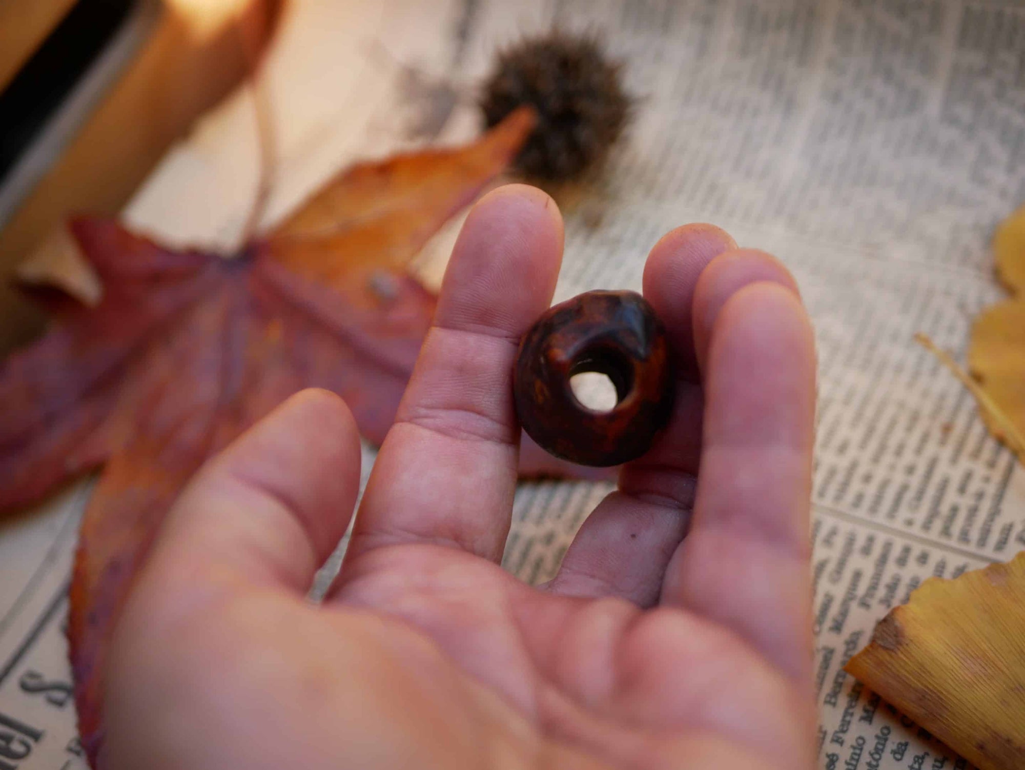 Dreadperle aus einer Baumperle als Wichtel geschnitzt