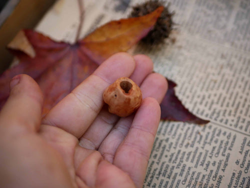 Dreadperle aus einer Baumperle als Wichtel geschnitzt