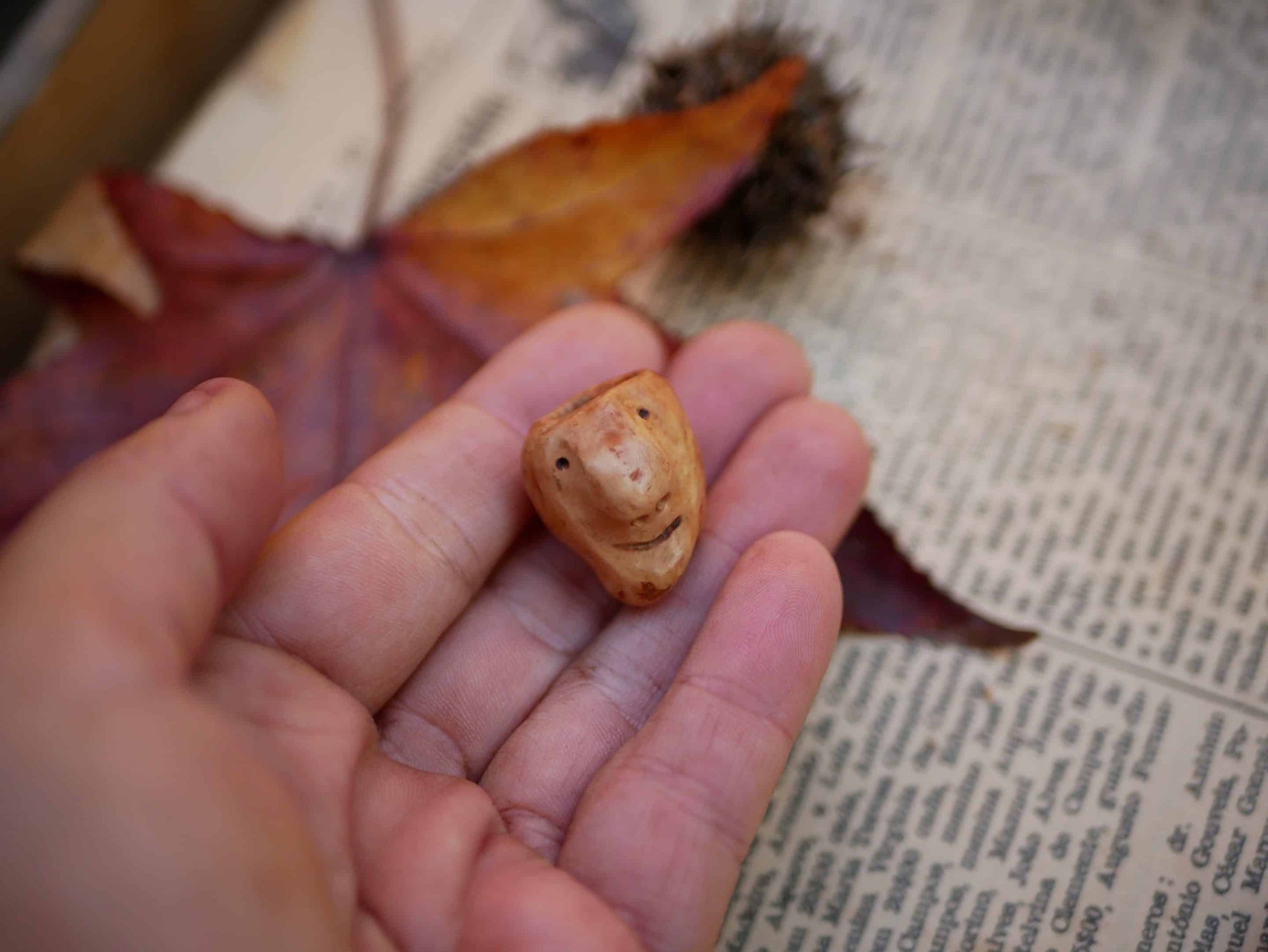 Dreadperle aus einer Baumperle als Wichtel geschnitzt