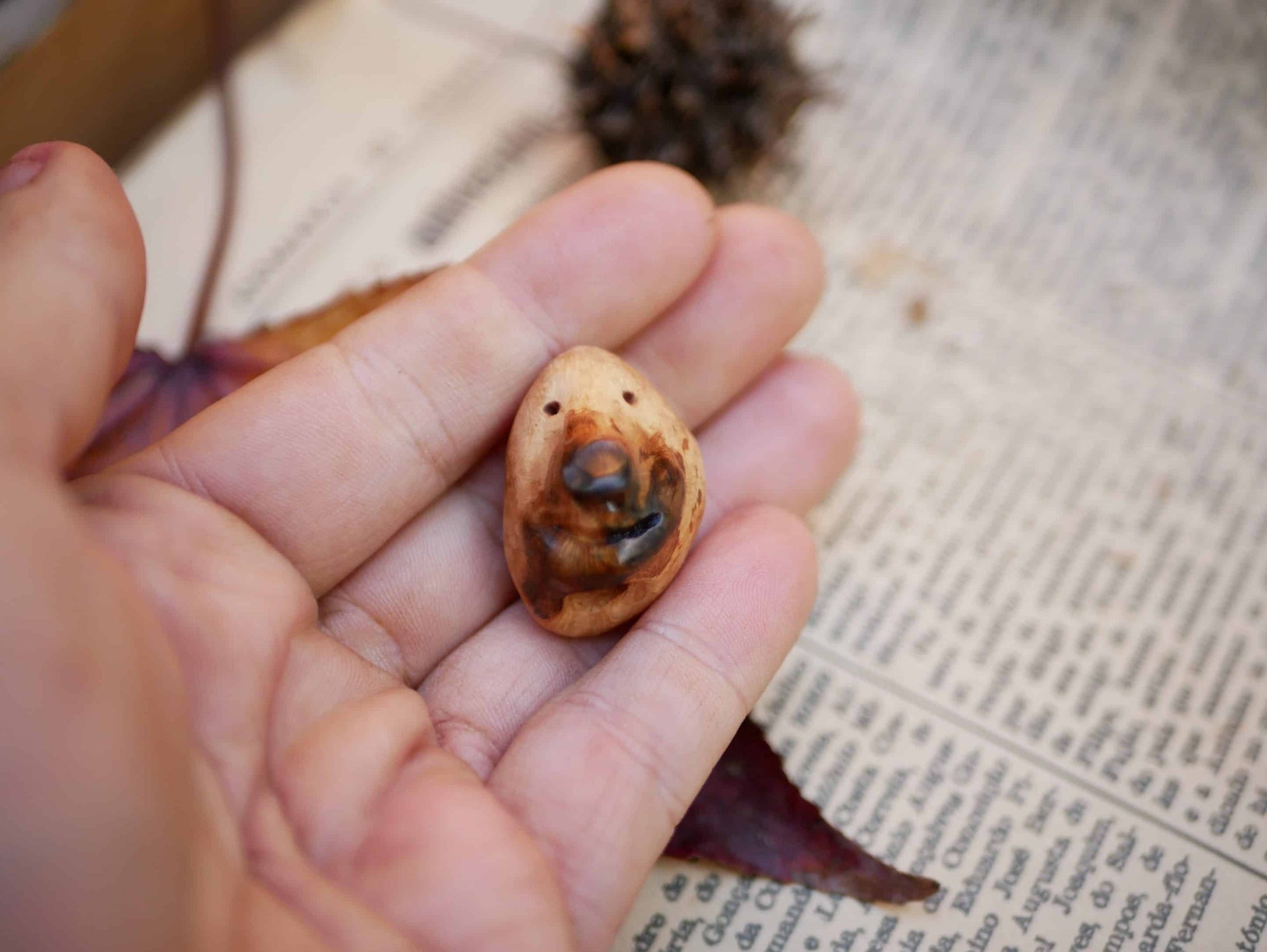 Dreadperle aus einer Baumperle als Wichtel geschnitzt