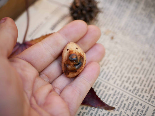 Dreadperle aus einer Baumperle als Wichtel geschnitzt