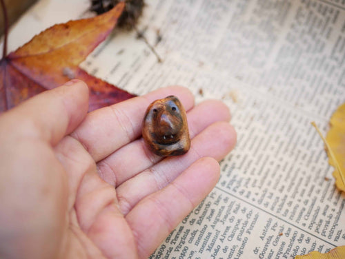 Dreadperle aus einer Baumperle als Wichtel geschnitzt