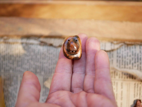 Dreadperle aus einer Baumperle als Wichtel geschnitzt