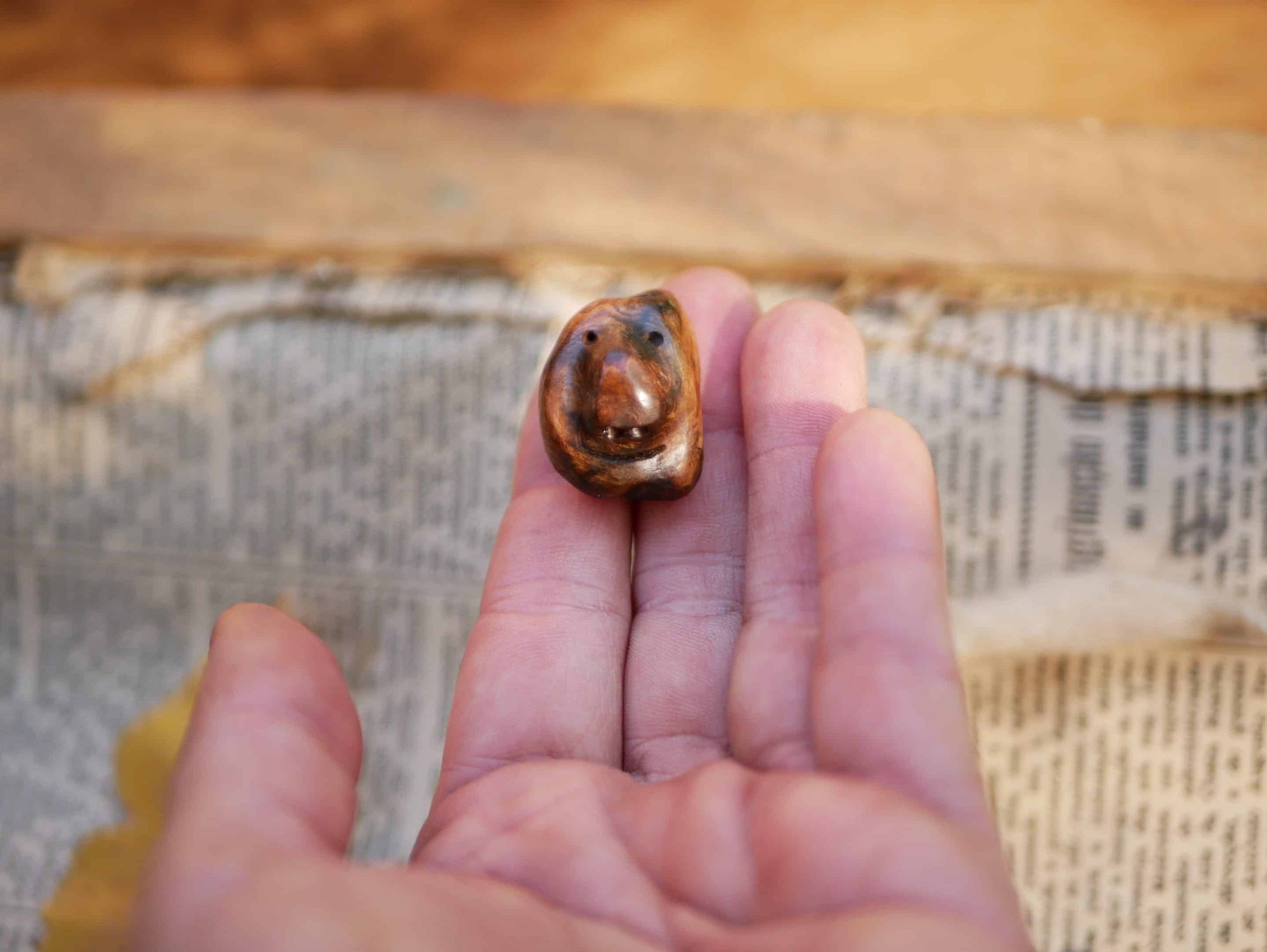 Dreadperle aus einer Baumperle als Wichtel geschnitzt