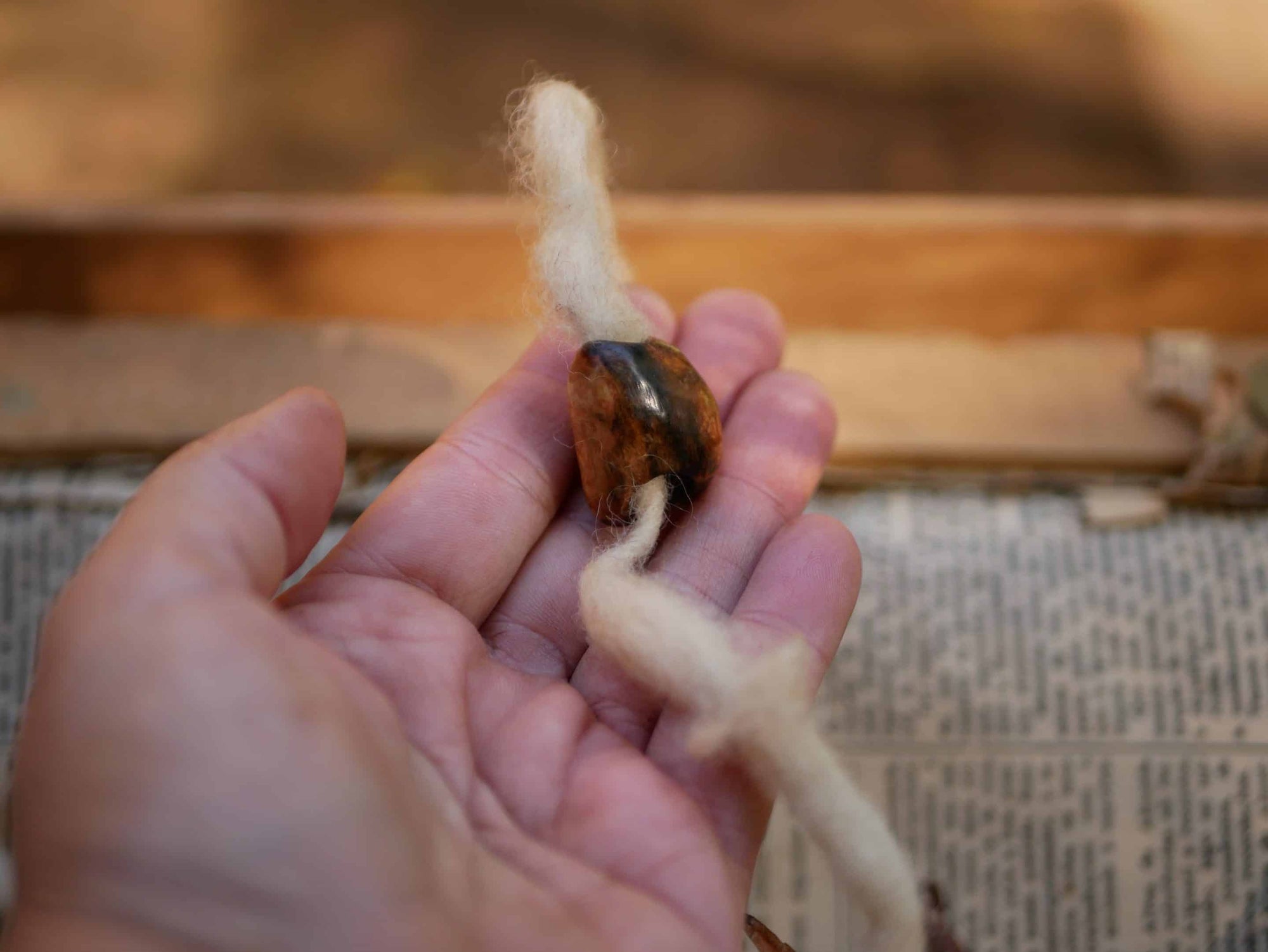 Dreadperle aus einer Baumperle als Wichtel geschnitzt
