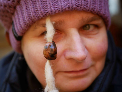 Dreadperle aus einer Baumperle als Wichtel geschnitzt