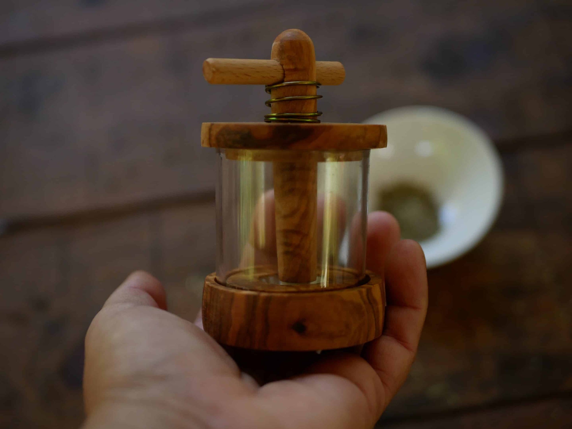 Kräutermühle aus Olivenholz