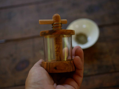 Kräutermühle aus Olivenholz