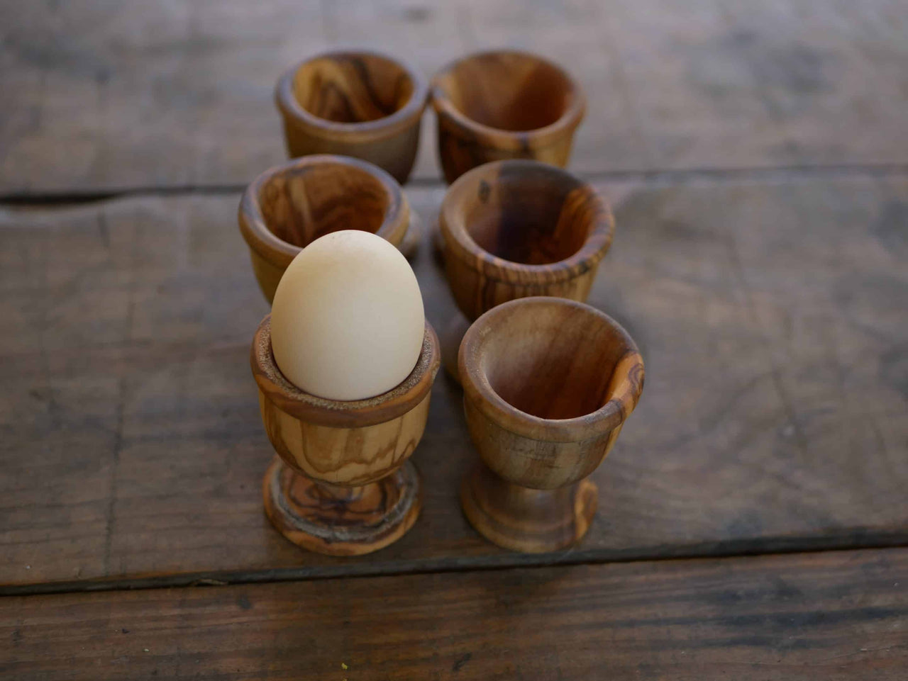Eierbecher aus Olivenholz