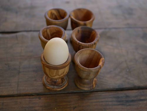 Eierbecher aus Olivenholz