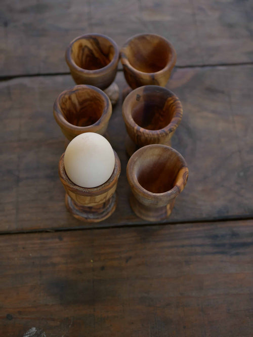 Eierbecher aus Olivenholz