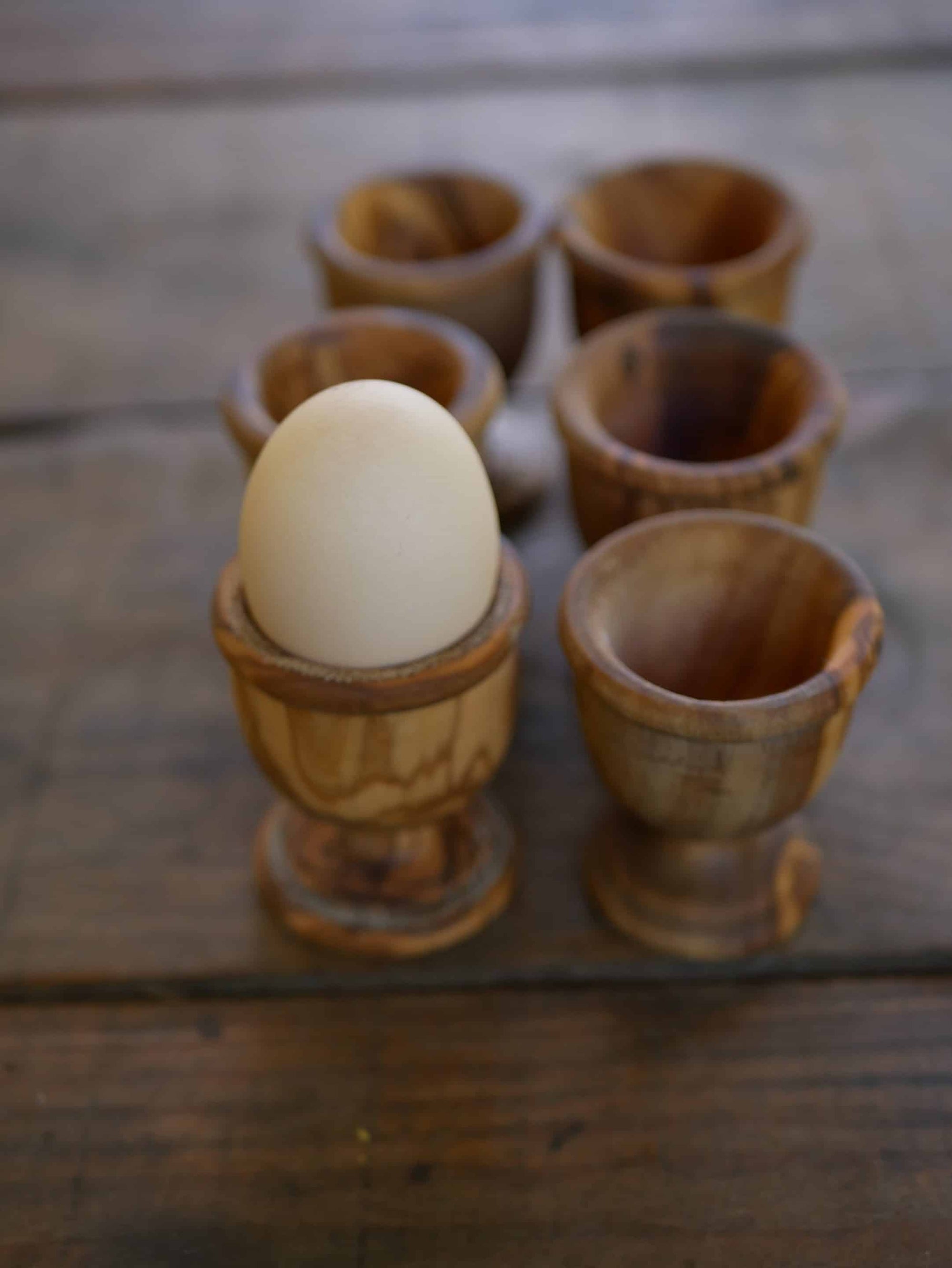 Eierbecher aus Olivenholz
