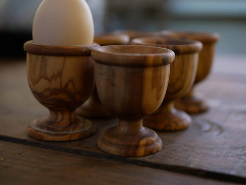 Eierbecher aus Olivenholz