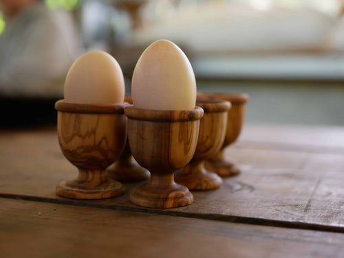 Eierbecher aus Olivenholz