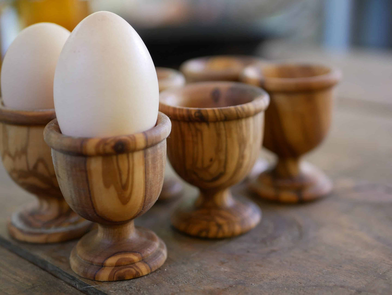 Eierbecher aus Olivenholz