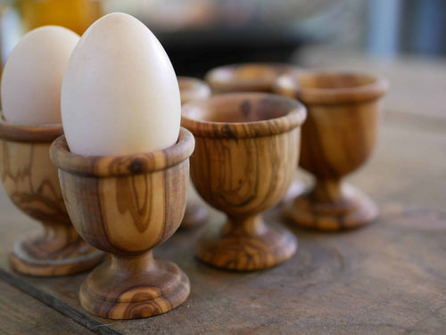 Eierbecher aus Olivenholz